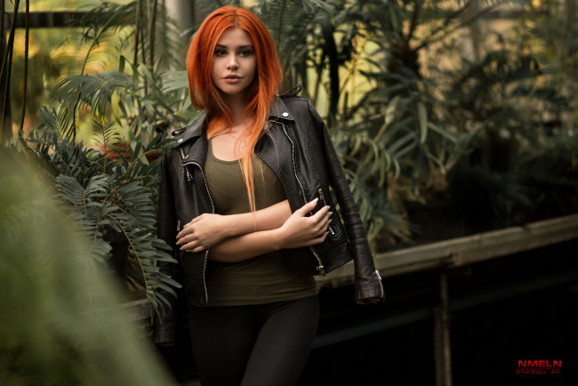 Обои картинки фото девушки, dana bounty, дана, баунти, рыжая, женщины, модель, портрет, теплица, растения, боке, глубина, резкости, футболка, кожаная, куртка, черный, гетры, скрестив, руки, ника, мелн, зеленый, водяные, знаки, nika, meln, dana, bounty