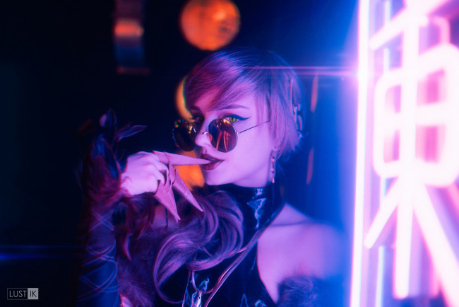 Обои картинки фото девушки, kirdjava, очки, когти, неон, образ, костюм