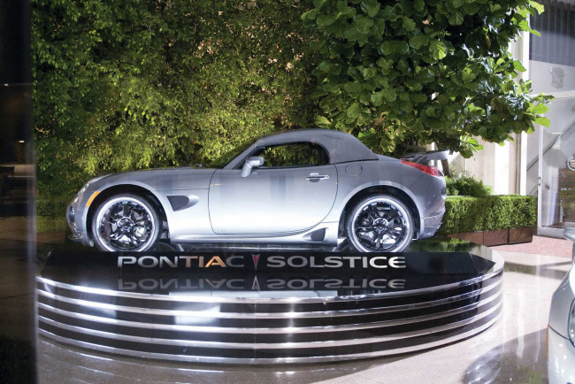 Обои картинки фото кино фильмы, transformers, машина, дерево