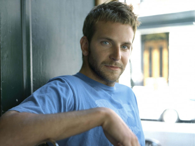 Обои картинки фото мужчины, bradley cooper, актер, футболка, лицо, окно