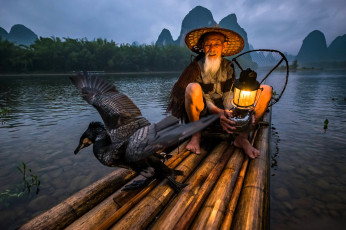 Картинка разное рыбалка +рыбаки +улов +снасти старик рыбак фонарь плот баклан птица река горы