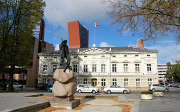 Картинка клайпеда литва города памятники скульптуры арт объекты авто здание рыбак