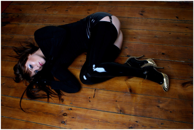 Обои картинки фото _Unsort -НЕ ВЫБИРАТЬ  , девушки, , не, выбирать, латекс, паркет, туфли