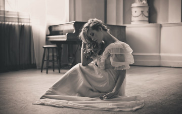 Картинка Raphaella+McNamara девушки   платье