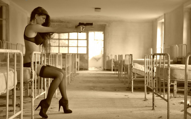 Обои картинки фото -Unsort Девушки с оружием, девушки, unsort, оружием, кровать, оружие