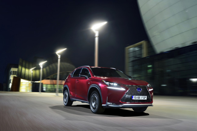Обои картинки фото 2015 lexus nx 300h f-sport, автомобили, lexus, бордовый, металлик, фонари, ночь