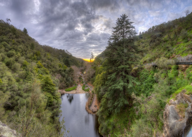 Обои картинки фото природа, реки, озера, дорога, ущелье, озеро, лес