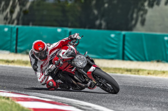 Картинка спорт мотоспорт гонки трек скорость