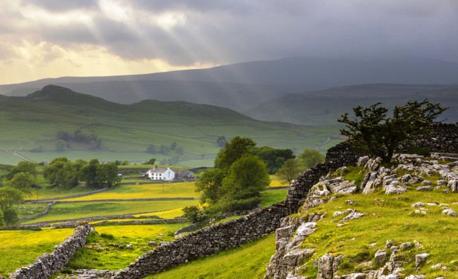Обои картинки фото северный йоркшир,  англия, природа, горы, лучи, тучи, изгородь, камни, холмы, луга, деревья, трава, дом, небо