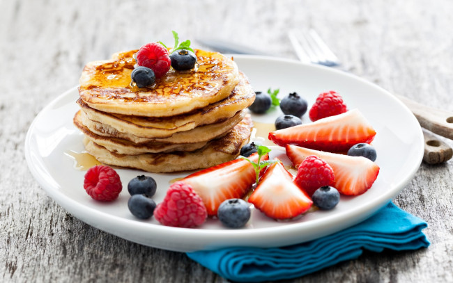 Обои картинки фото еда, блины,  оладьи, голубика, оладьи, клубника, ягоды