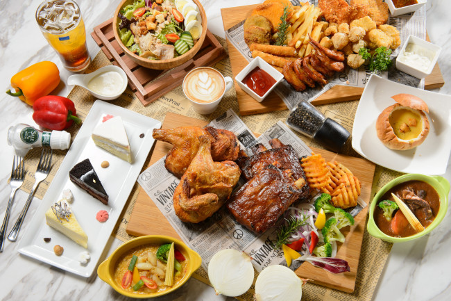 Обои картинки фото еда, разное, мясо, соус, салат, курица, кофе, овощи, пирожные, ассорти, перец, блюда