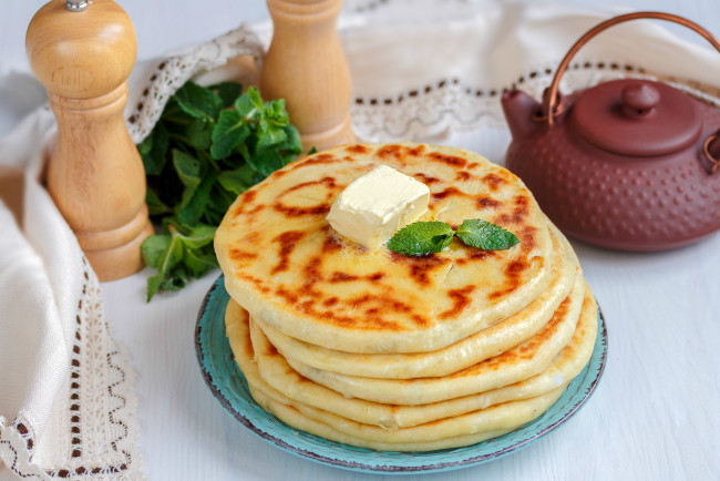 Обои картинки фото еда, хлеб,  выпечка, масло, лепешки, чайник