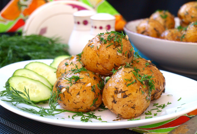 Обои картинки фото еда, картофель, укроп, огурцы