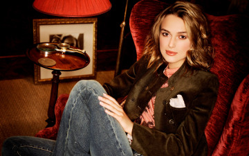 Картинка девушки keira+knightley жакет шатенка джинсы кресло актриса