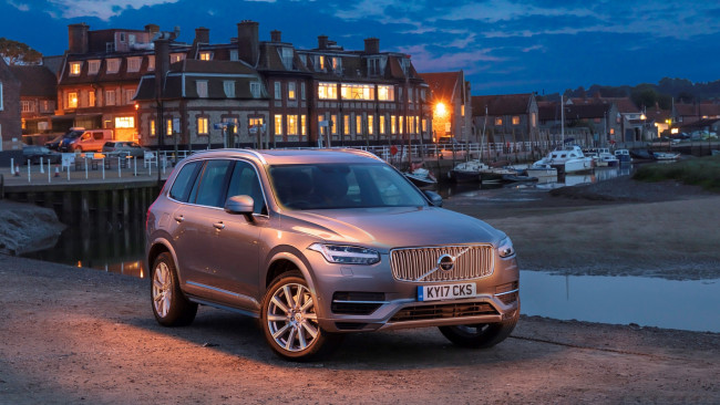 Обои картинки фото 2019 volvo xc90 t8 , uk-spec, автомобили, volvo, вольво, кроссовер, uk, t8, xc90, 2019, город