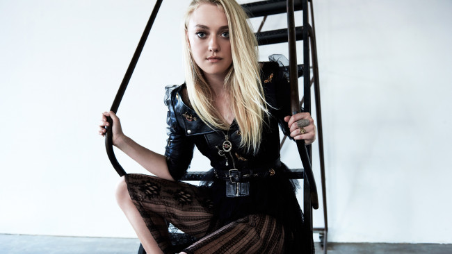 Обои картинки фото девушки, dakota fanning, куртка, блондинка, актриса