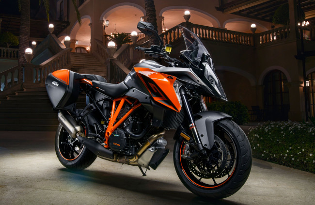Обои картинки фото 2019 ktm 1290 super duke gt, мотоциклы, ktm, спортбайк, здание, мотоцикл, sportsbike, gt, super, duke, 1290, 2019