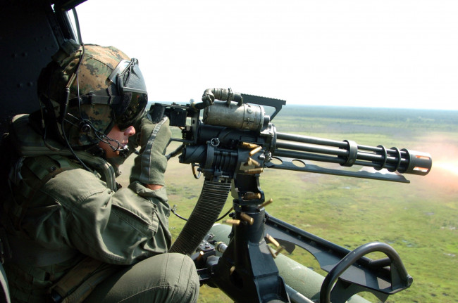 Обои картинки фото оружие, армия, спецназ, стрельба, вертолет, пулемет, солдат