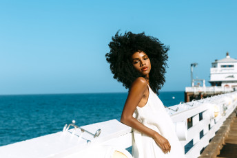 Картинка tunisha+hubbard девушки поза красотка мулатка чернокожая брюнетка модель tunisha hubbard причал море девушка