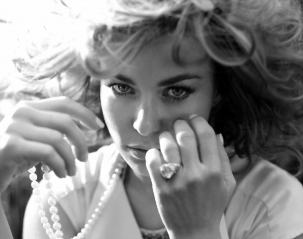 Обои картинки фото девушки, carmen electra, бусы, кольцо, руки, лицо, черно-белая