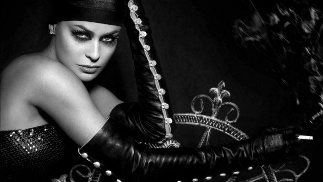 Обои картинки фото девушки, carmen electra, дым, сигарета, перчатки, черно-белая