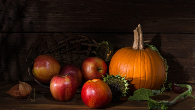 Обои картинки фото еда, фрукты и овощи вместе, яблоки, физалис, тыква, подсолнухи