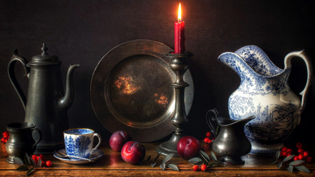 Обои картинки фото еда, натюрморт, кувшин, сливы, блюдо, свеча