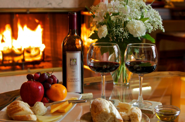 Обои картинки фото еда, разное, вино, фрукты, сыр, огонь