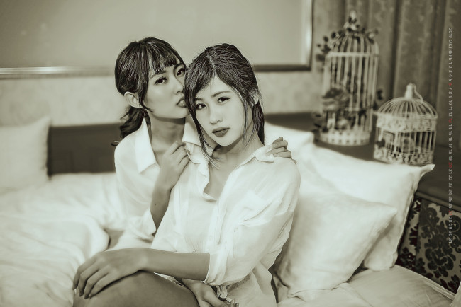 Обои картинки фото календари, компьютерный дизайн, девушка, клетка, комната, кровать, женщина, азиатка, взгляд, двое, ласка, calendar, 2019