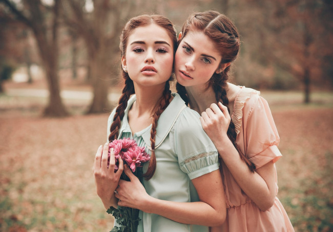 Обои картинки фото девушки, -unsort , рыжеволосые и другие, природа, азиатка, косички, рыжеволосые, молодые, две, поза, веснушки, макияж, взгляд, стоят, ona, morgan, девчонки