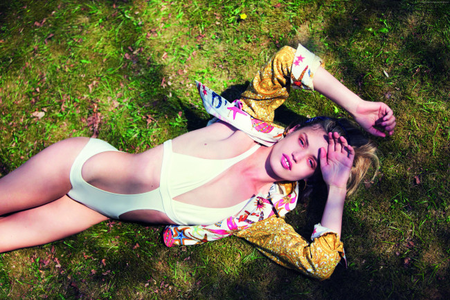 Обои картинки фото девушки, - блондинки,  светловолосые, жакет, купальник, лужайка, georgia, may, jagger