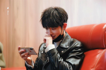 Картинка мужчины xiao+zhan актер куртка маска телефон