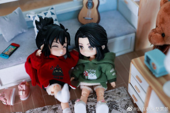 Картинка разное куклы свитера диван