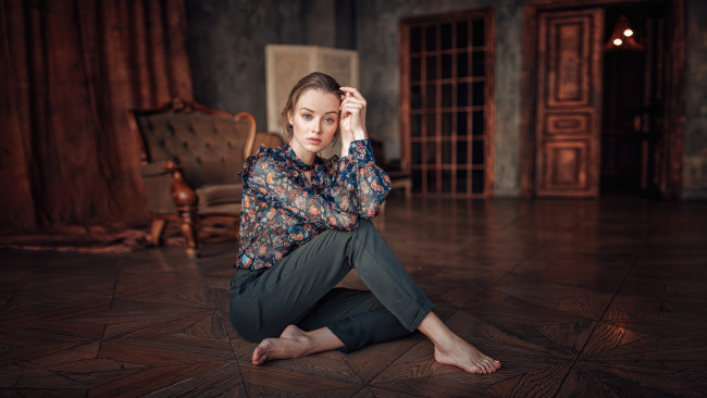 Обои картинки фото девушки, мария жгенти, девушка, изящная, поза, сидит, голубые, глаза