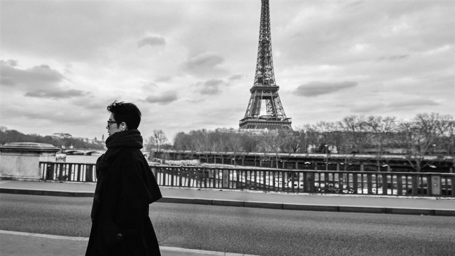 Обои картинки фото мужчины, xiao zhan, актер, очки, шарф, пальто, мост, башня