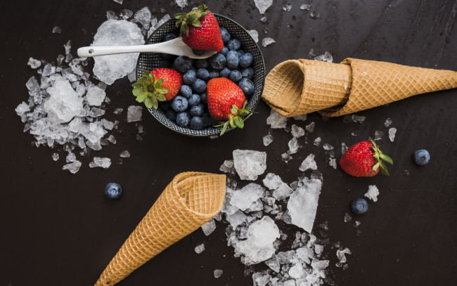 Обои картинки фото еда, фрукты,  ягоды, вафельный, рожок, ягоды, черника, клубника, лед