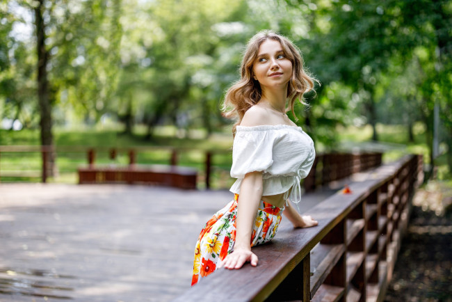 Обои картинки фото девушки, - блондинки,  светловолосые, максим, романов, блондинка, женщины, юбка, блузка, деревья, трава, белая, модель