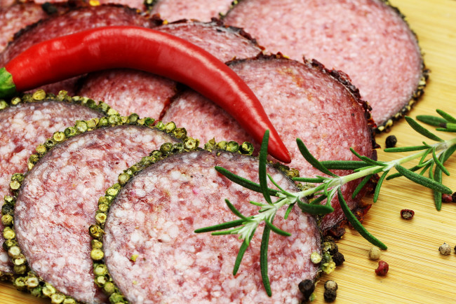 Обои картинки фото еда, колбасные изделия, перец, острый, красный, копченая, колбаса, нарезка, розмарин