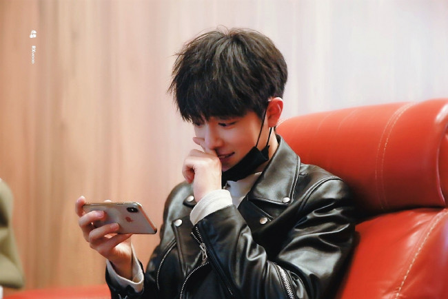 Обои картинки фото мужчины, xiao zhan, актер, куртка, маска, телефон