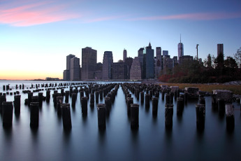 обоя города, нью-йорк , сша, рассвет, дома, манхеттен, столбы, река, деревья, осень