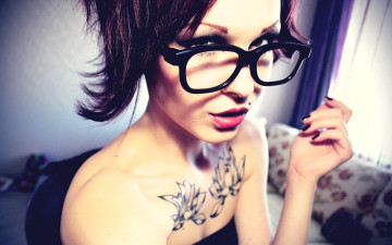 обоя девушки, - лица,  портреты, шатенка, лицо, очки, пирсинг, тату