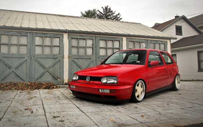 Обои картинки фото volkswagen golf iii, автомобили, volkswagen, красный, площадка, дома, здания, листья, осень