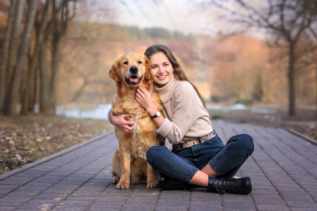 Обои картинки фото девушки, - брюнетки,  шатенки, шатенка, свитер, джинсы, ботинки, собака, лес, озеро, осень