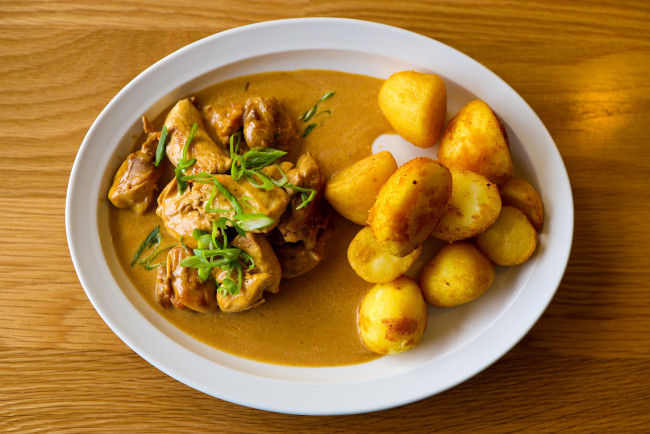 Обои картинки фото еда, мясные блюда, картошка, соус, мясо, зелень