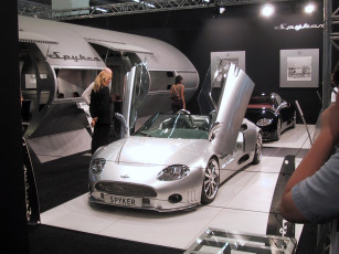 Картинка автомобили выставки уличные фото