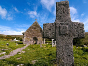 Картинка города католические соборы костелы аббатства руины крест