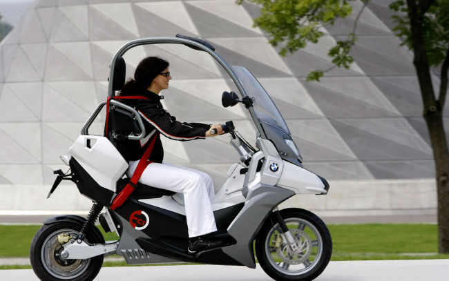 Обои картинки фото мотоциклы, мото, девушкой, моторолер, девушка