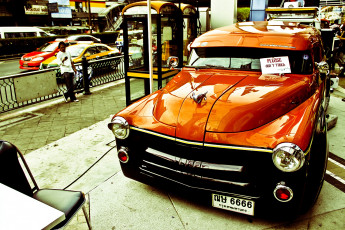 Картинка автомобили выставки уличные фото забор улица классика люди