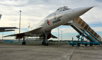 обоя авиация, памятник, самолёту, лайнер, пассажирский, сверхзвуковой, трап, аэропорт