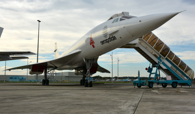 Обои картинки фото авиация, памятник, самолёту, лайнер, пассажирский, сверхзвуковой, трап, аэропорт